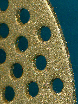 Der Diamant-Belag der Kaindl Diamant-Sichtschleifscheiben TiN BM Kombi (Vorderseite D46 sehr fein, Kante und nicht sichtbare Rückseite D126 mittelgrob)