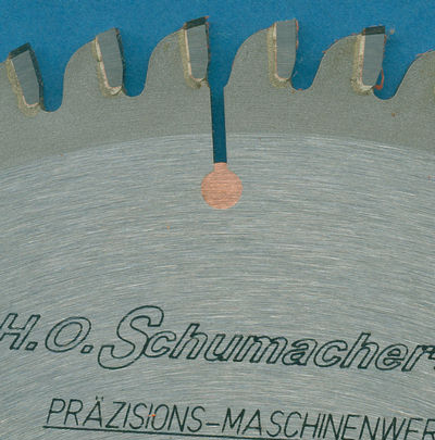 Detailaufnahme des H.O. Schumacher+Sohn Hartmetallbestückten Kreissägeblatts NE-negativ